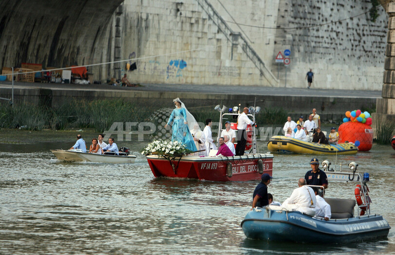 ローマで聖母像の川下りの祭り開かれる 写真6枚 国際ニュース Afpbb News