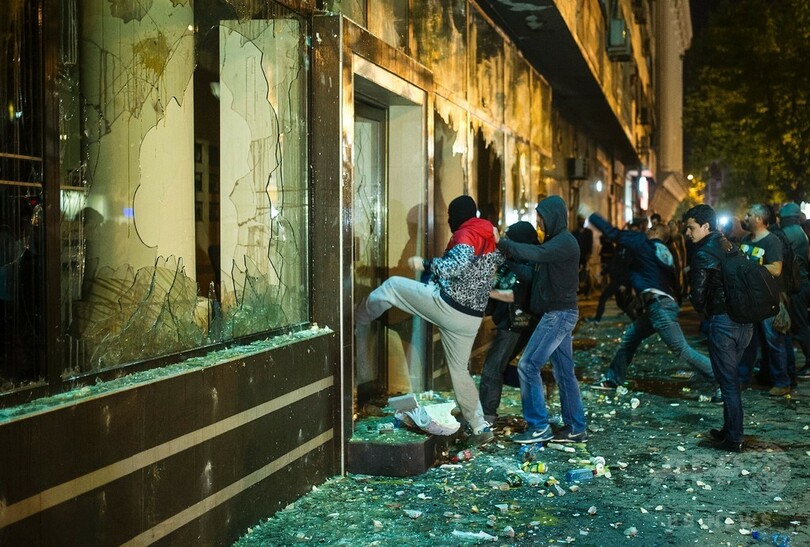 デモ隊が大統領府に放火 マケドニア、盗聴疑惑で抗議激化