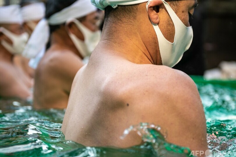 都内神社で寒中水浴 疫病退散願う