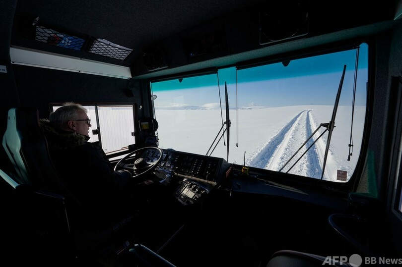 消滅危機の氷河を疾走するメガバス アイスランド