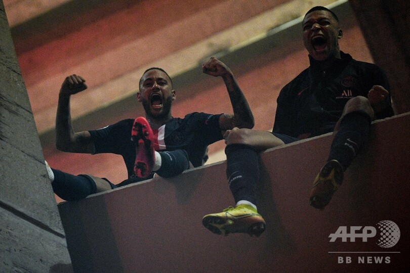 PSGが無観客試合制し欧州CL8強、会場外に大挙したファンと喜ぶ