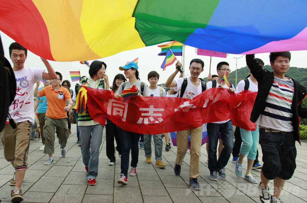 性的指向の「矯正術」に立ち上がる同性愛者、中国