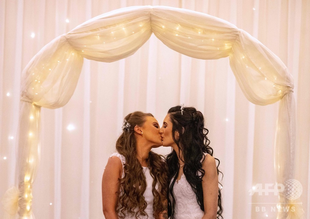 北アイルランド初の同性婚カップル誕生 10日に新法施行 写真10枚 国際ニュース Afpbb News