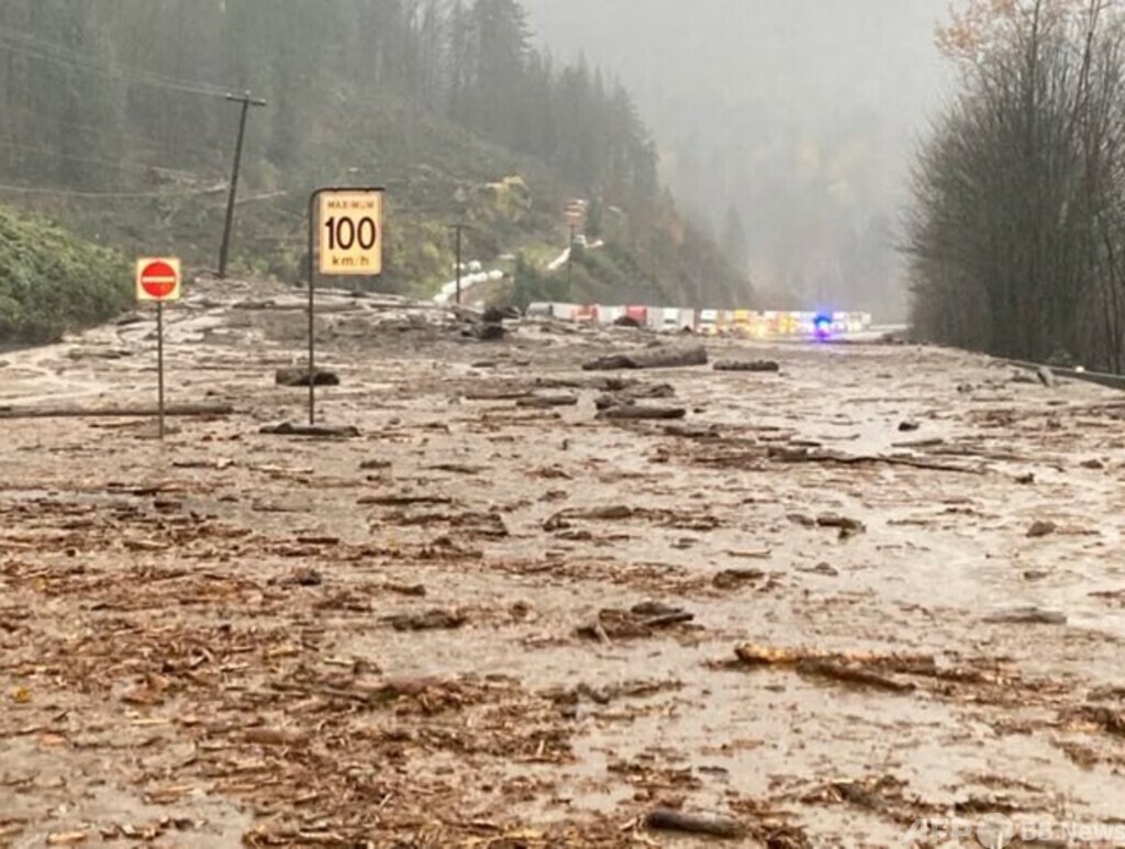 国際ニュース：AFPBB Newsカナダ西岸で洪水と土石流 高速で車立ち往生