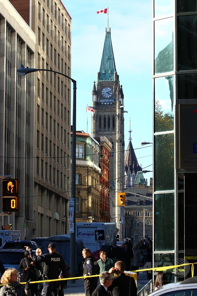 カナダ首都で男が兵士射殺、国会に侵入し銃乱射 写真16枚 国際ニュース:AFPBB News