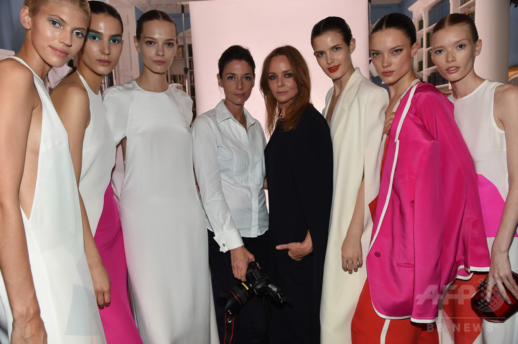 ステラ マッカートニー、リサイクル素材を用いたルックを発表