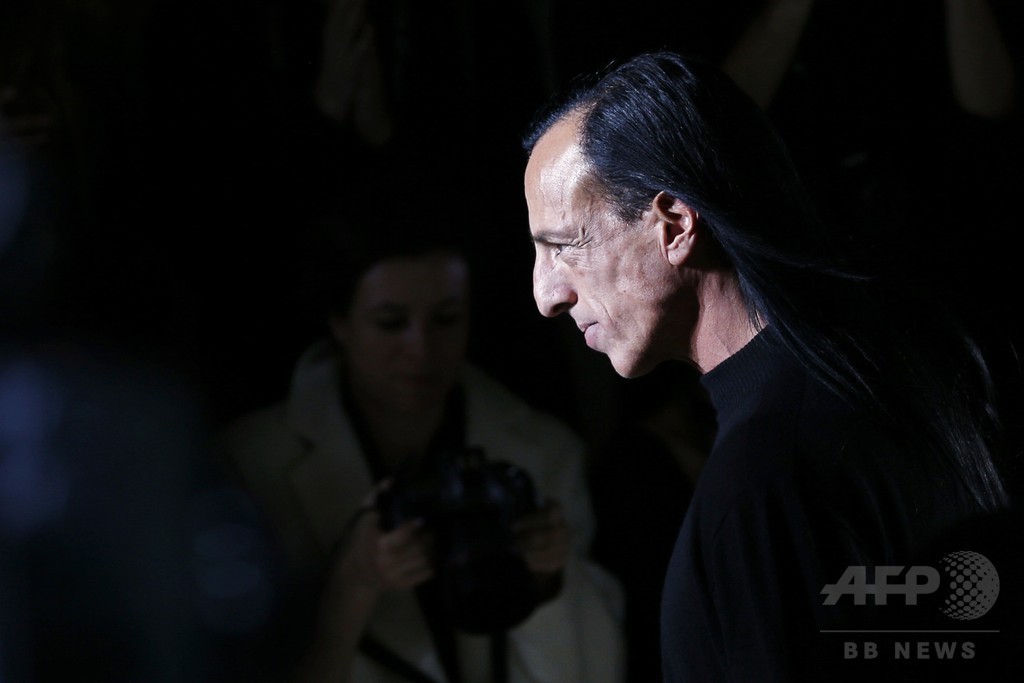 構築的な服に軽やかさを加えて、「リック・オウエンス」15年春夏