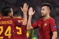 サッカー欧州チャンピオンズリーグ、グループC第4節、ASローマ対チェルシー。ゴールを決め、チームメートと喜び合うASローマのステファン・エル・シャーラウィ（右、2017年10月31日撮影）。(c)AFP/Alberto PIZZOLI
