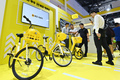 ２０２３年中国国際サービス貿易交易会でシェア自転車や電動バイク、電気自動車などの低炭素な移動手段の紹介を聞く来場者（2023年9月2日撮影）。(c)Xinhua News