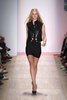 ニューヨーク市内で発表されたエルベ・レジェ バイ マックスアズリア（Herve Leger By Max Azria）の09年春夏コレクション（2008年9月7日撮影）。(c)AFP/Getty Images/Scott Gries