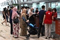 シンガポールのシンガポール（チャンギ）国際空港に駐機された、シンガポール航空の旅客機内に期間限定で開かれたレストランに行くため、カウンターでチェックインする人（2020年10月24日撮影）。(c)ROSLAN RAHMAN / AFP