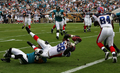 第2Qにタッチダウンを決めるビルズのアンソニー・トーマス（%%Anthony Thomas%%、中央）。(c)AFP/Getty Images Sam Greenwood