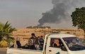 シリア北東部のトルコ国境沿いにあるラスアルアインで、トルコの爆撃が行われる中、トラックで移動する人々（2019年10月9日撮影）。(c)Delil SOULEIMAN / AFP