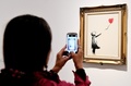 バンクシーの作品「Girl with Balloon（風船と少女）」（2016年5月23日撮影、資料写真）。(c)VINCENZO PINTO / AFP