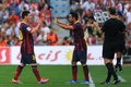 13-14スペイン1部リーグは28日、第7節の試合が行われ、FCバルセロナ（FC Barcelona）は2-0でアルメリア（UD Almeria）を下した。

シャビ・エルナンデス（Xavi Hernandez、中央）との交代でピッチを後にするFCバルセロナのリオネル・メッシ（Lionel Messi、左、2013年9月28日撮影）。(c)AFP/JORGE GUERRERO
