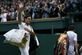 テニス、ウィンブルドン選手権（%%The Championships Wimbledon 2009%%）男子シングルス準決勝。大会第2シードのロジャー・フェデラー（%%Roger Federer%%、スイス）は、大会第24シードのトミー・ハース（%%Tommy Haas%%、ドイツ）と対戦。フェデラーは7-6、7-5、6-3のストレートでハースを退け、グランドスラム（4大大会）では通算20度目、ウィンブルドンでは7年連続となる決勝進出を果たした。写真は試合に勝利し観衆の声援に応えるロジャー・フェデラー（左）。（2009年7月3日撮影）(c)AFP/GLYN KIRK