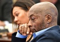 米サンフランシスコの裁判所で、弁護士の言葉に耳を傾ける原告のドウェイン・ジョンソンさん（2018年8月10日撮影）。(c)JOSH EDELSON / AFP