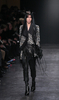 フランス・パリ市内で発表されたアン ドゥムルメステール（Ann Demeulemeester）の11/12年秋冬コレクション（2011年3月3日撮影）。(c)AFP/Pierre Verdy