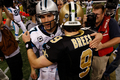 ニューオーリンズ・セインツ戦で試合終了後にドリュー・ブリーズ（%%Drew Brees%%）から祝福を受けるカロライナ・パンサーズのジェイク・デローム（%%Jake Delhomme%%、中央左）。（2008年12月28日撮影）(c)AFP/Getty Images/Chris Graythen