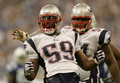 写真は、サックを決め喜ぶペイトリオッツのLBローズベルト・コルヴィン（%%Rosevelt Colvin%%、左）。(c)AFP/Getty Images Doug Pensinger