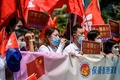 香港政府庁舎の近くで行われた集会で中国と香港の旗を振る親中国派（2020年6月30日撮影）。(c)Anthony WALLACE / AFP