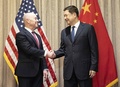 オーストリア・ウィーンで会談した中国の王小洪公安相（右）と米国のアレハンドロ・マヨルカス米国土安全保障長官（2024年2月18日撮影）。(c)TOBIAS STEINMAURER / APA / AFP