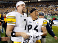 08NFL第43回スーパーボウル、試合後にハインズ・ウォード（%%Hines Ward%%、右）と喜びを分かち合うピッツバーグ・スティーラーズのベン・ロスリスバーガー。（2009年2月1日撮影）(c)AFP/Getty Images/Streeter Lecka