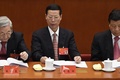 中国の張高麗前副首相（中央、2017年10月18日撮影、資料写真）。(c)WANG ZHAO / AFP