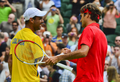 ロンドン五輪は28日、ウィンブルドン （Wimbledon）でテニスの男子シングルス1回戦が行われ、大会第1シードのロジャー・フェデラー（Roger Federer、スイス）は6-3、5-7、6-3でコロンビアのアレハンドロ・ファリャ（Alejandro Falla）に辛勝し、2回戦に進出した。

試合後、アレハンドロ・ファリャと握手を交わすロジャー・フェデラー（2012年7月28日撮影）。(c)AFP/Luis Acosta