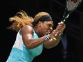 女子テニス、WTAツアー選手権（BNP Paribas WTA Championships - Singapore 2014）4日目。リターンを狙うセレーナ・ウィリアムス（Serena Williams、2014年10月23日撮影）。(c)AFP/ROSLAN RAHMAN