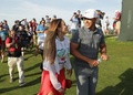 男子ゴルフ米国ツアーメジャー第2戦、全米オープン選手権最終日。恋人のジェナ・シムズさんと優勝を喜び合うブルックス・ケプカ（左、2018年6月17日撮影）。(c)Streeter Lecka/Getty Images/AFP