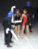 フィギュアスケート世界国別対抗戦（%%ISU World Team Trophy 2009%%）のエキシビションが19日、東京・国立代々木競技場で行われ、日本の安藤美姫（%%Miki Ando%%）や浅田真央（%%Mao Asada%%）が、ゲストとして登場した米パフォーマンス集団ブルーマングループ（%%Blue Man Group%%）とともにパフォーマンスした。写真はブルーマングループとパフォーマンスする安藤美姫（中央）と浅田真央（右2）。（2009年4月19日）(c)AFP/TORU YAMANAKA