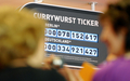 ドイツ・ベルリン（Berlin）で、ソーセージにケチャップとカレー味のソースをかけた名物料理「カリーブルスト（Currywurst）」の調理法と歴史を紹介する博物館「ドイツ・カリーブルスト博物館（German Currywurst Museum）」が、15日にオープンする。写真は、それぞれベルリンとドイツ国内で消費されたカリーブルストの数を示す電光掲示板「カリーブルスト・ティッカー（Currywurst Ticker）」（2009年8月13日撮影）。(c)AFP/DDP/MICHAEL GOTTSCHALK