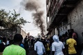 コンゴ民主共和国のゴマで、小型機が人口密集地域に墜落した後に立ち上る煙（2019年11月24日撮影）。(c)AFP/PAMELA TULIZO