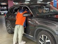 観光客にサービスを提供するレンタカー企業のスタッフ（2025年1月28日撮影）。(c)Xinhua News