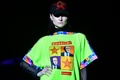 ロシア・サンクトペテルブルクで行われたファッションショーで、アレクセイ・セルギエンコ氏によるウラジーミル・プーチン大統領をモチーフにした絵をあしらった服を披露するモデル（2023年11月30日撮影）。(c)Olga MALTSEVA / AFP