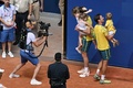 パリ五輪、テニス男子ダブルス。子どもと一緒に金メダル獲得を喜ぶオーストラリアのマシュー・エブデン（右）/ジョン・ピアーズ組（2024年8月3日撮影）。(c)CARL DE SOUZA / AFP