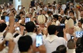 フィリピン・マニラ（Manila）の大聖堂で行われたミサで、同国を訪問中のフランシスコ（Francis）法王を写真に収めようとする司祭たち（2015年1月16日撮影）。(c)AFP/TED ALJIBE