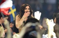 デンマークの首都コペンハーゲン（Copenhagen）で開かれた欧州国別対抗歌謡祭「ユーロビジョン・ソング・コンテスト（Eurovision Song Contest）」決勝後の投票結果を聞くオーストリア代表のコンチータ・ウルスト（Conchita Wurst、2014年5月10日撮影）。(c)AFP/JONATHAN NACKSTRAND