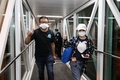 中国・武漢の空港で、タイの首都バンコクから到着したアモイ航空機から降りる人々（2020年1月31日撮影）。(c)AFP