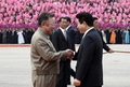 北朝鮮・平壌（Pyongyang）で開かれた南北首脳会談の歓迎式典で、韓国の盧武鉉（ノ・ムヒョン、Roh Moo-Hyun）大統領（右）と握手する北朝鮮の金正日（キム・ジョンイル、Kim Jong-Il）総書記（左、2007年10月2日撮影）。(c)AFP