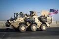 シリア北東部ハサケ県の地方部、タル・バイダル付近の道路を巡回する米軍車両（2019年10月12日撮影）。(c)AFP / Delil Souleiman