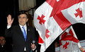 グルジアの首都トビリシ（Tbilisi）で、支持者に手を振るミハイル・サーカシビリ（Mikheil Saakashvili）前大統領（2008年1月6日撮影）。(c)AFP/VANO SHLAMOV