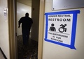 米ロサンゼルスにある高校で、性別に関係なく利用できるトイレの入り口（2016年5月4日撮影）。(c)AFP/Mark Ralston
