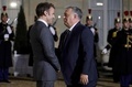 フランス・パリのエリゼ宮（大統領府）でハンガリーのオルバン・ビクトル首相（右）を出迎えるエマニュエル・マクロン仏大統領（2023年3月13日撮影）。(c)Ludovic MARIN / AFP