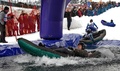 リトアニア・ドルスキニンカイのスキー場で行われたスノーカヤック大会で、雪上を滑降し、水に飛び込んだ参加者たち（2015年2月21日撮影）。(c)AFP/PETRAS MALUKAS