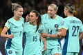 サッカー女子W杯オーストラリア・ニュージーランド大会、グループB、カナダ対オーストラリア。先制ゴールを決めてチームメートと喜ぶオーストラリアのヘイリー・ラソ（左から2人目、2023年7月31日撮影）。(c)WILLIAM WEST / AFP