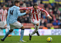 イングランド、FAカップ2012-13（FA Cup 2012-13）は27日、4回戦が各地で行われ、マンチェスター・シティ（Manchester City）は1-0でストーク・シティ（Stoke City）を下し、5回戦に進出した。

マンチェスター・シティのハビ・ガルシア（Javi Garcia、左）とボールを競るストーク・シティのマシュー・エセリングトン（Matthew Etherington、2013年1月26日撮影）。(c)AFP/Paul Ellis
