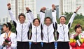 第17回アジア競技大会（17th Asian Games、Asiad）トライアスロン混合リレーの表彰式で歓喜する（左から）細田雄一（Yuichi Hosoda）、上田藍（Ai Ueda）、田山寛豪（Hirokatsu Tayama）と佐藤優香（Yuka Sato、2014年9月26日撮影）。(c)AFP/JUNG YEON-JE