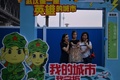 中国・湖北省武漢の長江の近くで写真撮影をする人々（2020年8月4日撮影）。(c)Hector RETAMAL / AFP